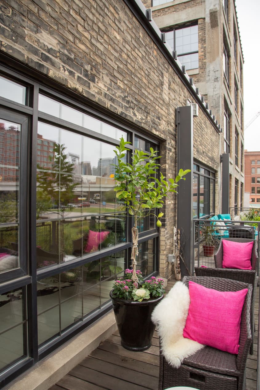 House Tour A Bold Downtown Minneapolis Warehouse Loft Apartment Therapy